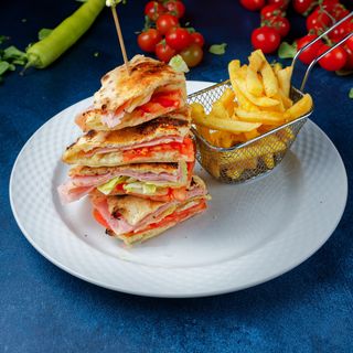 Sendvič sa pršutom, pavlakom i pomfritom