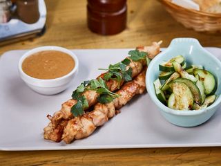 Azijski pileći ražnjići sa sosom od kikirikija 