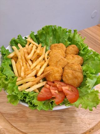 Chicken nuggets 8 komada s prilogom