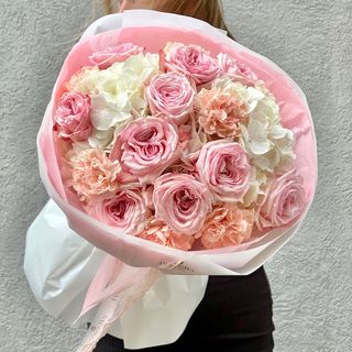 Букет з гортензій та півоновидних троянд 