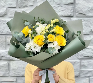 Buchet trandafiri galbeni și lisianthus