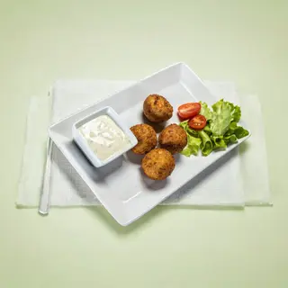 Кюфтенца от киноа с чеснов сос (160г)