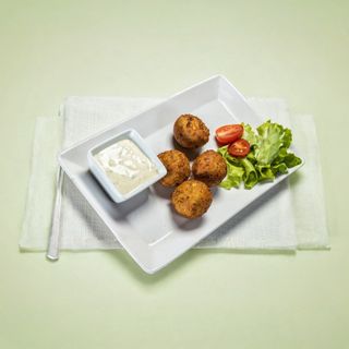 Кюфтенца от киноа с чеснов сос (160г)