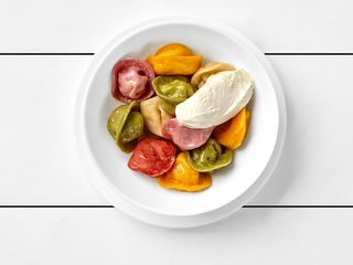 Різнокольорові пельмені з куркою та сметаною (230g)