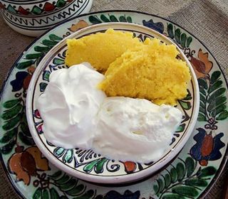 Brânză proaspătă de vaci, cu smântână și mămăliguță