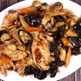 75. Пържено пиле с бамбукови стръкчета и черни гъби (800г)