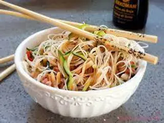 Menrui tagliatelle di riso con frutti di mare