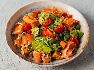 Салат з печеним бататом та лососем (300g)