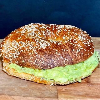 Bagel Aguacate con Semillas de Sésamo