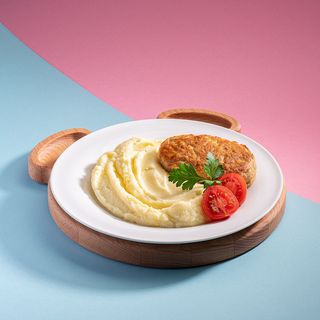 Пюрешка з котлеткою та черіками