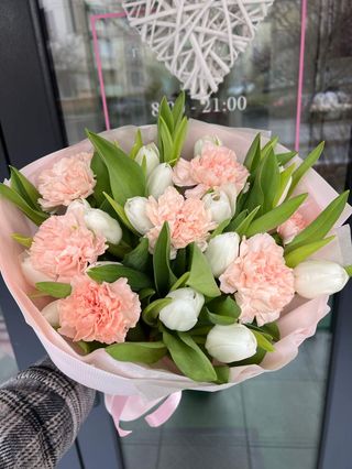 Букет з білих тюльпанів та діантусів