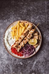 Plato De Kalamaki De Pollo