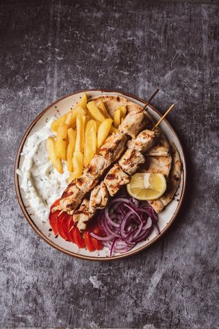 Plato De Kalamaki De Pollo