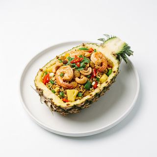 Arroz frito con piña natural