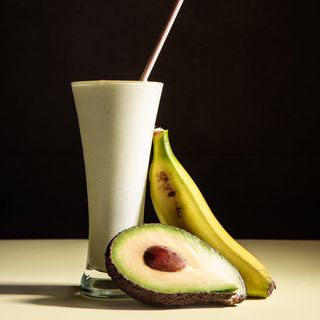 Batido De Aguacate, Plátano, Leche Y Leche Condensada (480 Ml.)