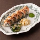 Ролл с креветками и жареным луком фри
