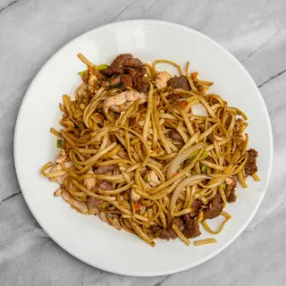 42. Tallarines Fritos Con Tres Delicias