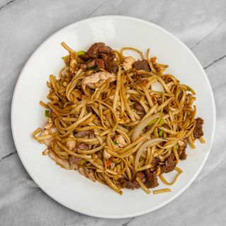 42. Tallarines Fritos Con Tres Delicias