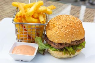 Burger classique - accompagnement au choix (frites ou salade verte)