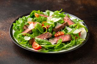 Tagliata di manzo con rucola e scaglie di grana
