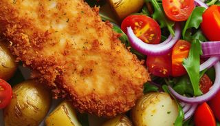 Snitel gigant, cartofi scobiti si salata de rosii