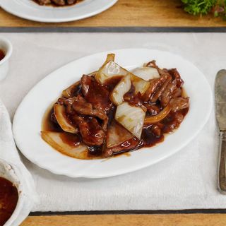 ternera con cebolla