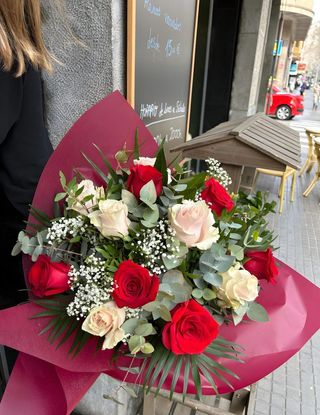 Ramo 12 Rosas Rojas Y Rosas