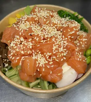 Sushi bowl z surowym łososiem