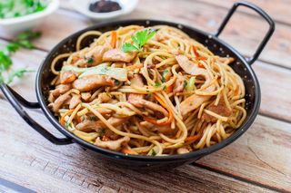 Spaghetti di riso con pollo