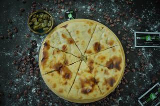 ლობიანი მექსიკური სოუსით და ჰალაპენიოთი