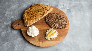 Pljeskavica na kajmaku