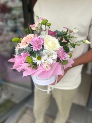 Кутия с рози, алстромерии, еустома и хризантеми #126