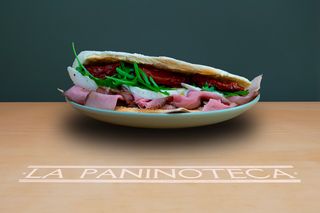 25 Roast beef, mozzarella, pomodori secchi, rucola e olio