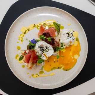 Oua posate cu crema de branza