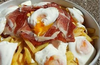 Huevos Fritos con Jamón y Patatas Fritas
