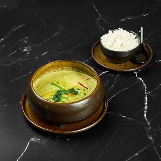 Piletina u zelenom kari sosu