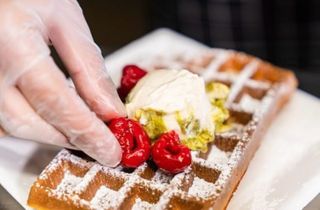 Waffle, zucchero a velo e topping