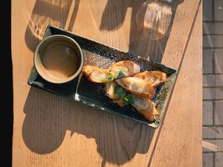 Банан темпура з карамельним соусом (150/40г)