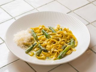 TAGLIATELLE ZE SZPARAGAMI SEZONOWYMI