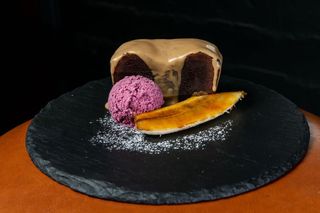 Десерт Stout Brownie & fried banana (130/50/40г)
