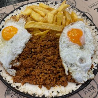 Zorza Con Patatas Fritas Y Huevos Estrellados