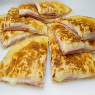 Quesadilla De Frankfurt Con Queso (1 ud.)