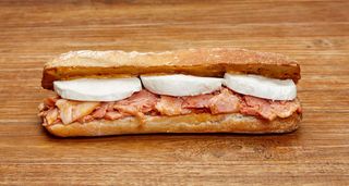 Bocadillo mediterráneo de lacón asado