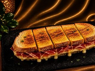 Tosta de Presunto (Jamon Iberico) e Queijo em Pão de Mafra Especial