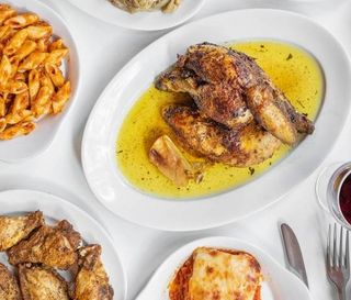 Pollo l'ast + patatas bravas + salsa brava + macarrones