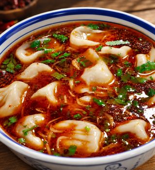 Kiselo ljuta supa sa knedlama酸辣汤饺子