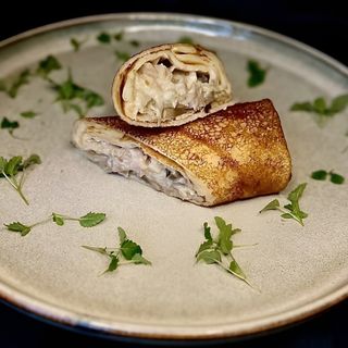 Dva palačinke sa piletinom, pečurkama i krem sosom