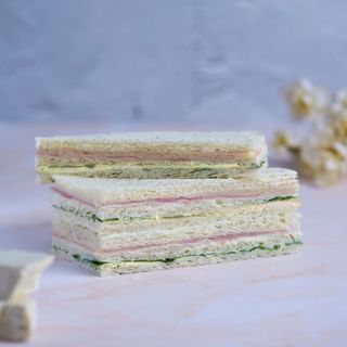 Mortadela, queso, rúcula y pesto