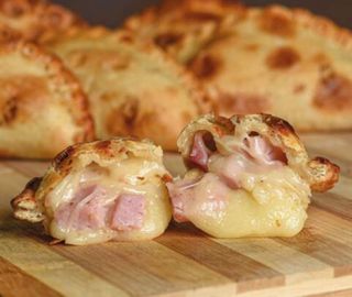 Empanada Clássica de Fiambre e Queijo (Jamón y Queso)
