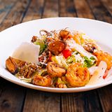 Salata calda cu fructe de mare